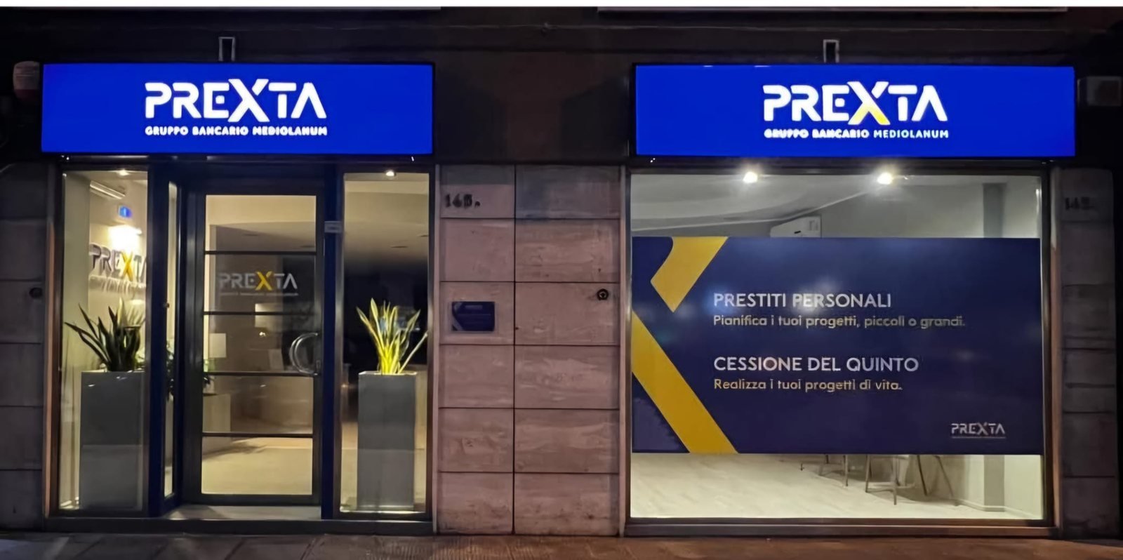 L'insegna illuminata dell'agenzia Prestitön di Bari, Via Amendola 145/D